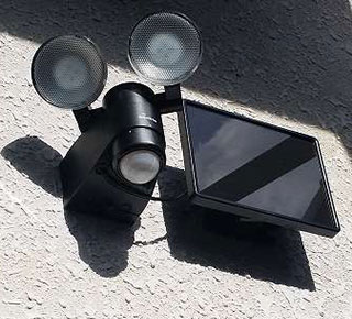 日当たりを確保できる場所には工事の簡単なソーラーセンサーライトを設置