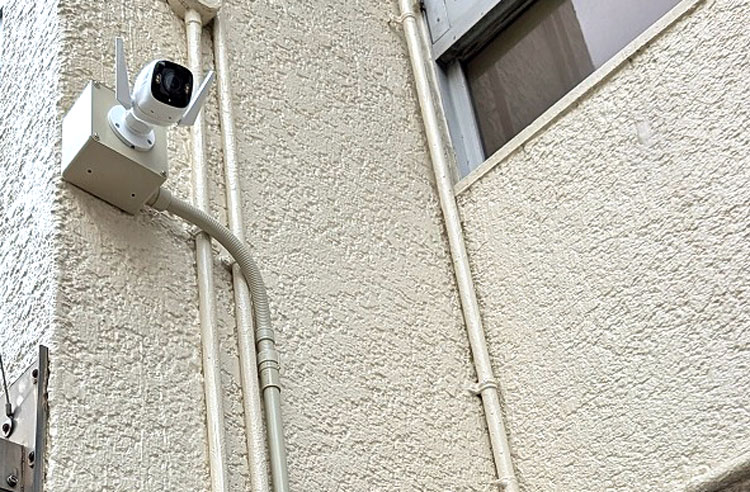 名古屋市千種区の店舗にてTapo Wi-Fiカメラを壁面に設置した様子