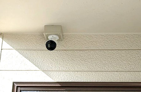 屋外の出口・道路を撮影する防犯カメラ