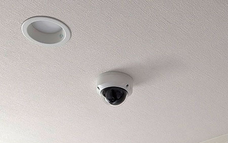 リビングに設置された見守りカメラ