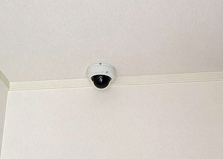 1階廊下の監視カメラ