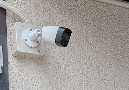 名古屋市北区の玄関前に設置した防犯カメラとセンサーライトの様子